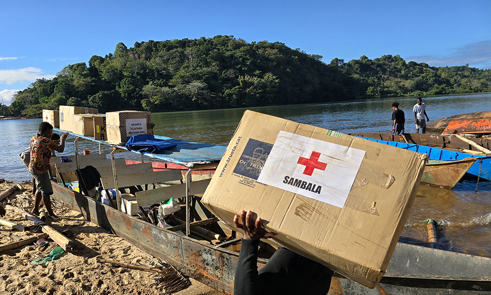 Transport der Medizin durch Kanu auf dem Fluss Ankavana in Madagaskar